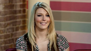 i gynaika me duo kolpous